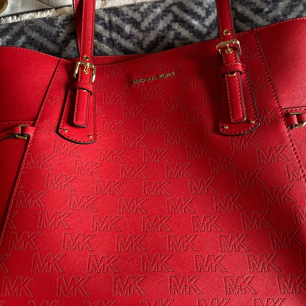Brand new Michael kors bag in red. Lots of storage in it.